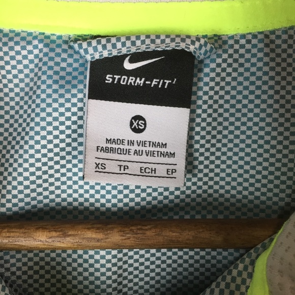 Nike Women Windbreaker with Hood - Picture 3 of 8